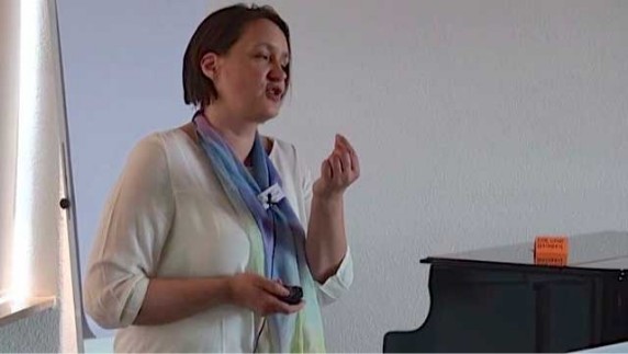 Susann Richter - Pflegedienstleitung - Vortrag über die Wirkung von Düften